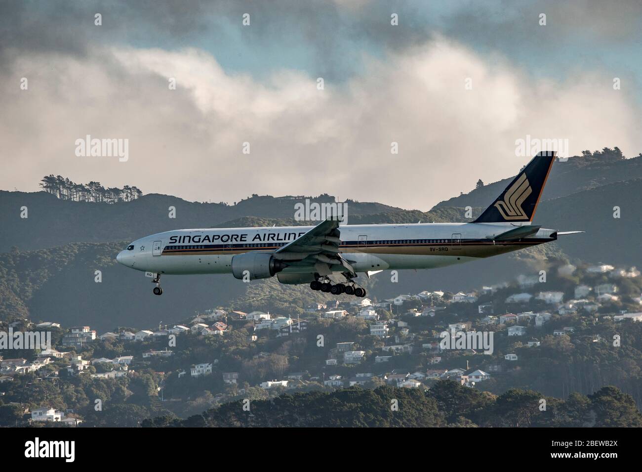 Singapore Airlines Boeing 777 on final approach to Wellington Airport, New Zealand Stock Photo