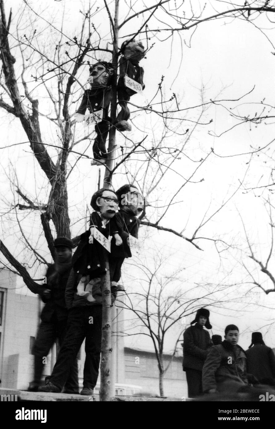 In October 1976 in the streets of Dongdan Beijing ordinary people hung Wang Hongwen Zhang Chunqiao Jiang Qing and Yao Wenyuan on the tree Stock Photo