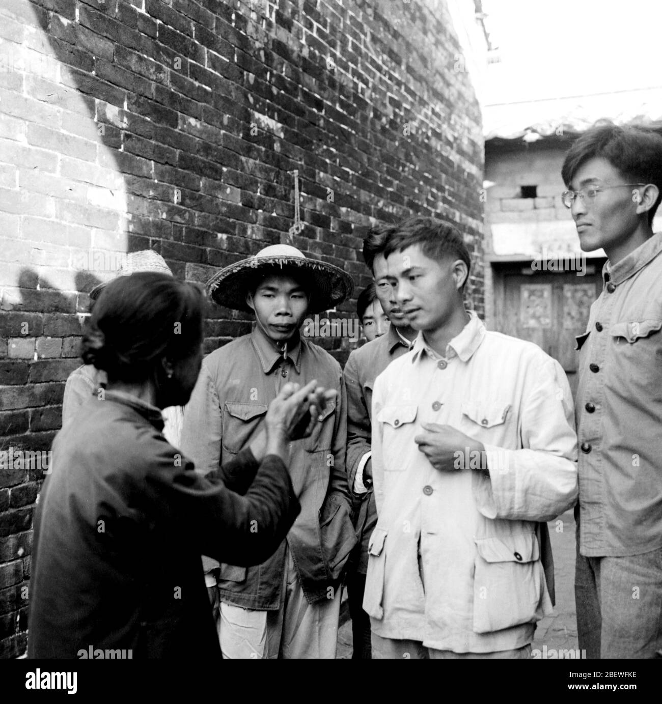 In 1964 members of the °Four Qings± workers in Guangdong visited the poor peasants (Chengye Xuan of Guangdong Branch of Xinhua News Agency) Stock Photo