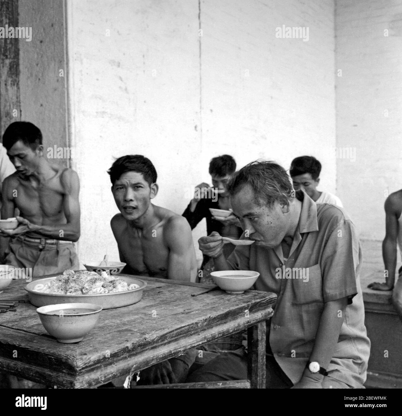 In 1964 a reporter from the Xinhua News Agency's Guangdong Branch drank porridge at the Yangtou Boutou Brigade Stock Photo