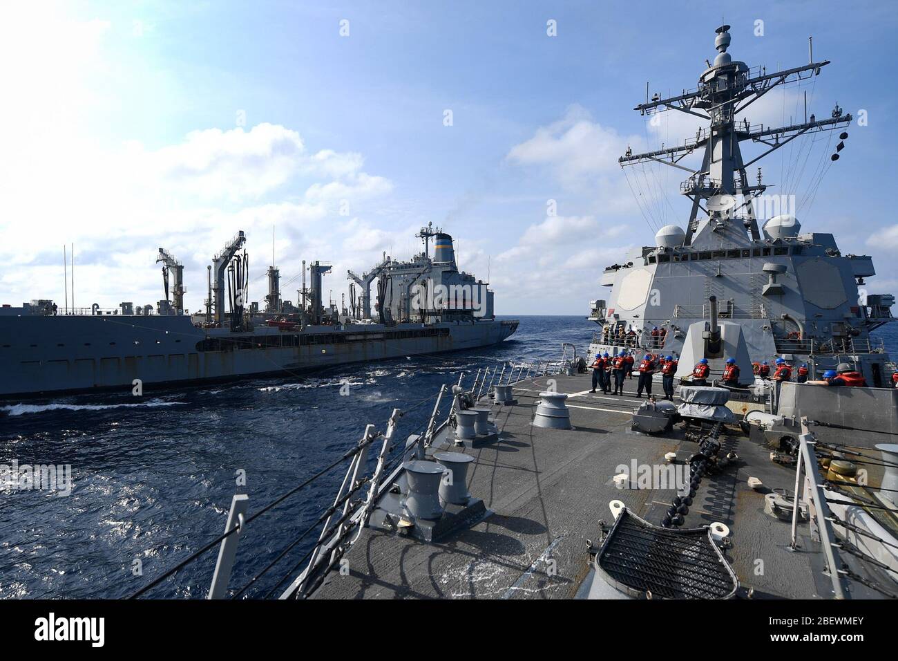 PACIFIC OCEAN (April 8, 2020) U.S. Navy Sailors heave line aboard the Arleigh Burke-class guided-missile destroyer USS Pinckney (DDG 91) during a replenishment-at-sea with the fleet replenishment oiler USNS Laramie (T-AO 203). Pinckney is deployed to the U.S. Southern Command area of responsibility to support Joint Interagency Task Force South’s mission, which includes counter illicit drug trafficking in the Caribbean and Eastern Pacific. (U.S. Navy photo by Mass Communication Specialist 3rd Class Erick A. Parsons) Stock Photo