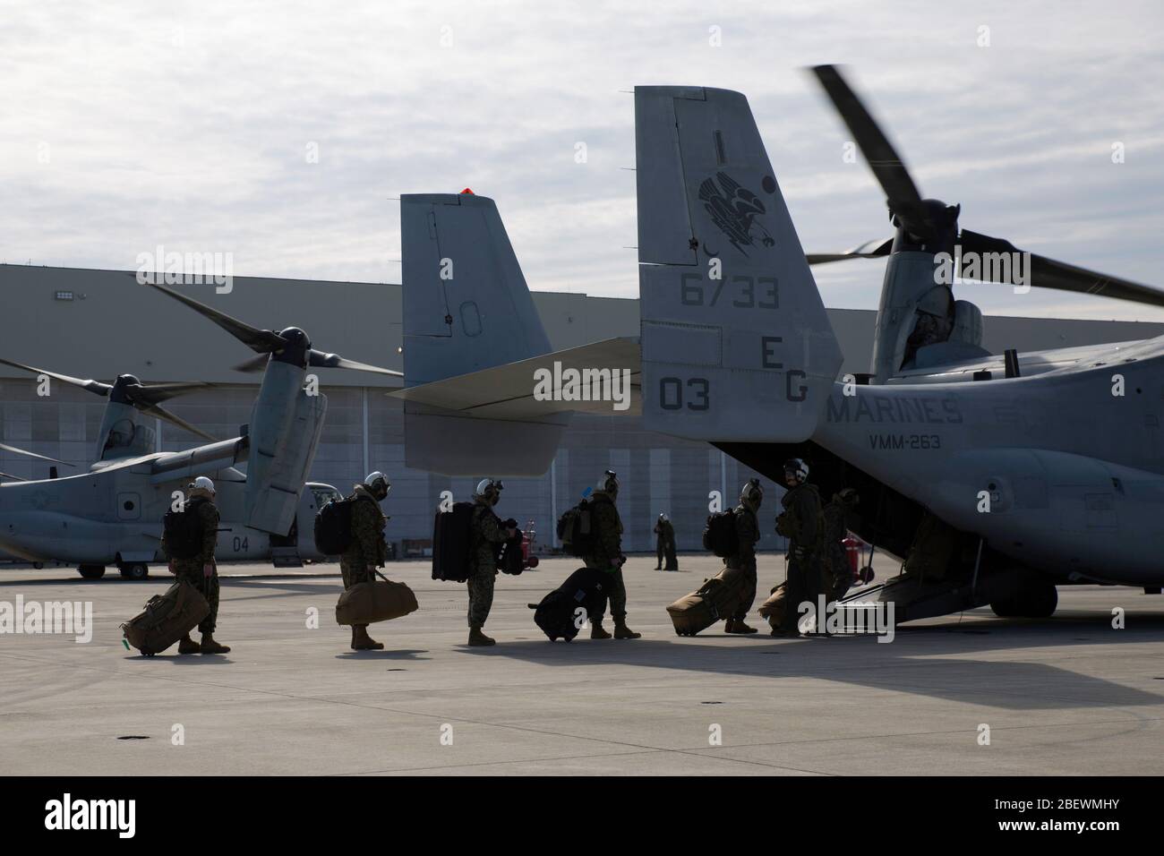 Marines with 2nd Marine Expeditionary Brigade, II Marine Expeditionary Force, board an MV-22B Osprey as they prepare for takeoff from the flight line at Marine Corps Air Station New River, N.C., April 10, 2020. The Marines are deploying to assist the Federal Emergency Management Agency in response to the COVID-19 pandemic. (U.S. Marine Corps photo by Cpl. Heather Atherton) Stock Photo