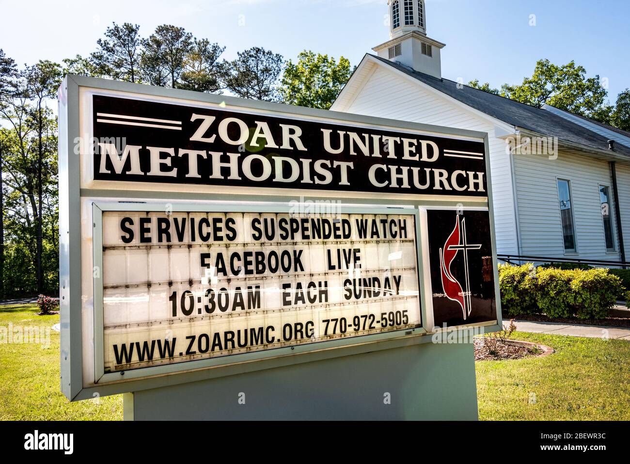 Church sign announcing suspension of services during the Coronavirus pandemic outbreak in the spring of 2020. (USA) Stock Photo