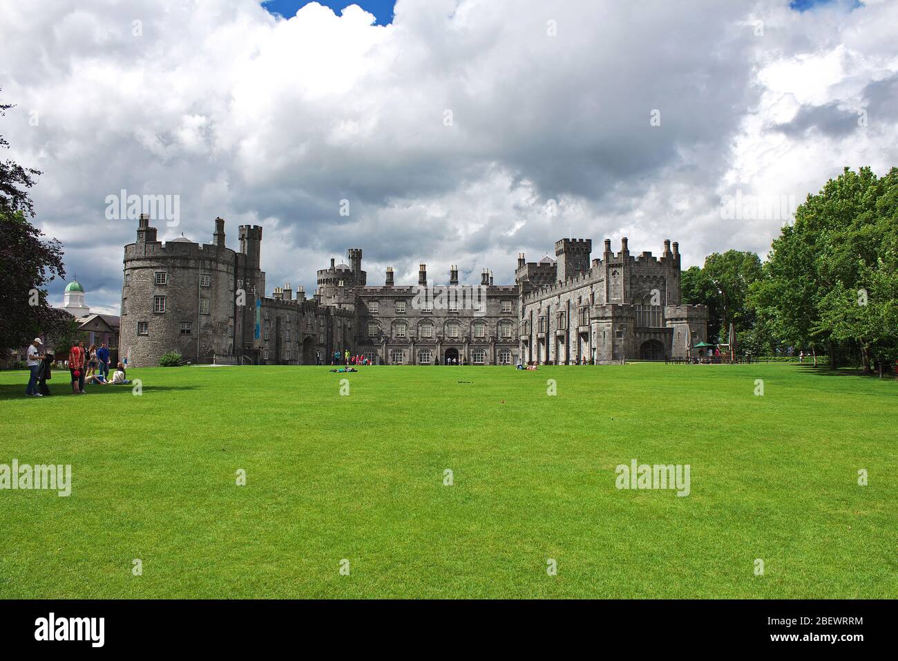 Statue kilkenny castle ireland hi-res stock photography and images - Alamy