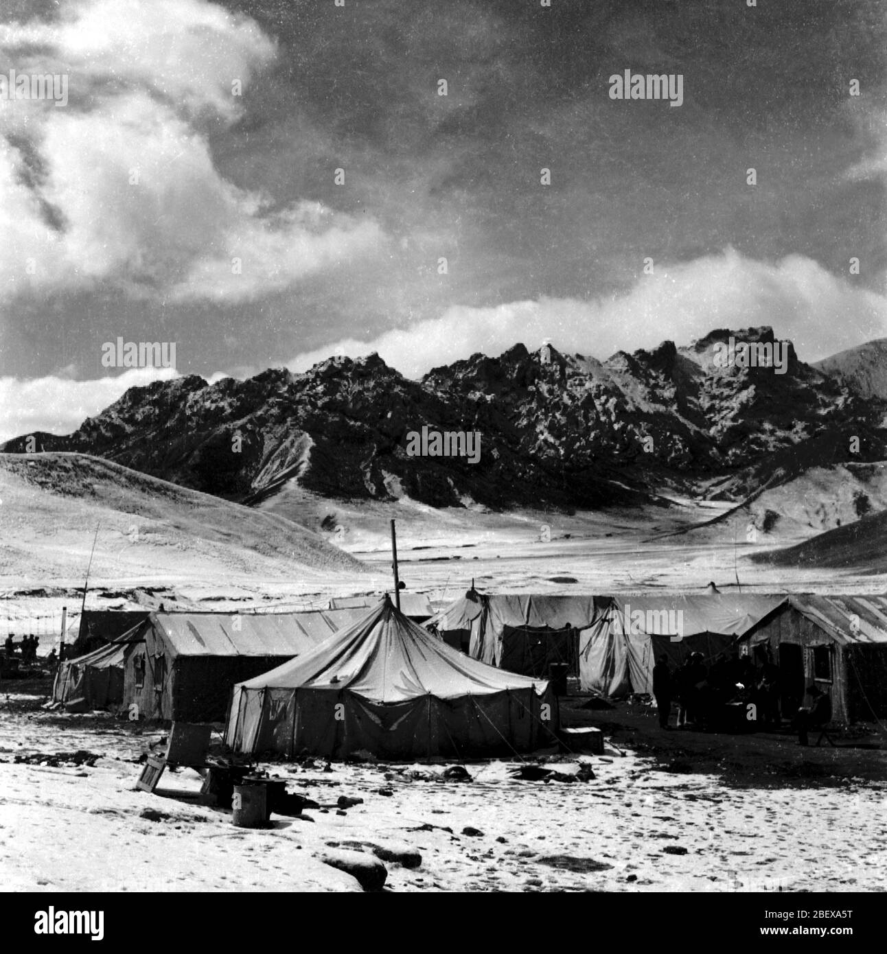 In October 1957 the staff of the Qinghai-Tibet Railway surveyed the tent in Qaidam Stock Photo