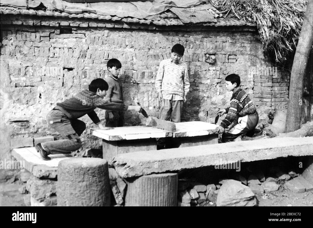 In the 1990s children playing table tennis on slate in Beidu Township Pingdingshan City Henan Province Stock Photo