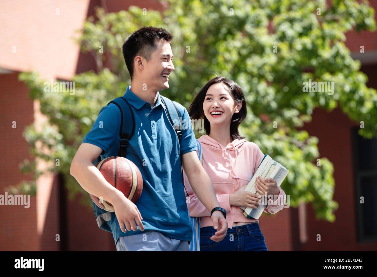 College students on campus Stock Photo - Alamy