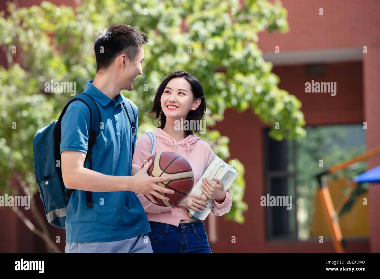 College students on campus Stock Photo - Alamy