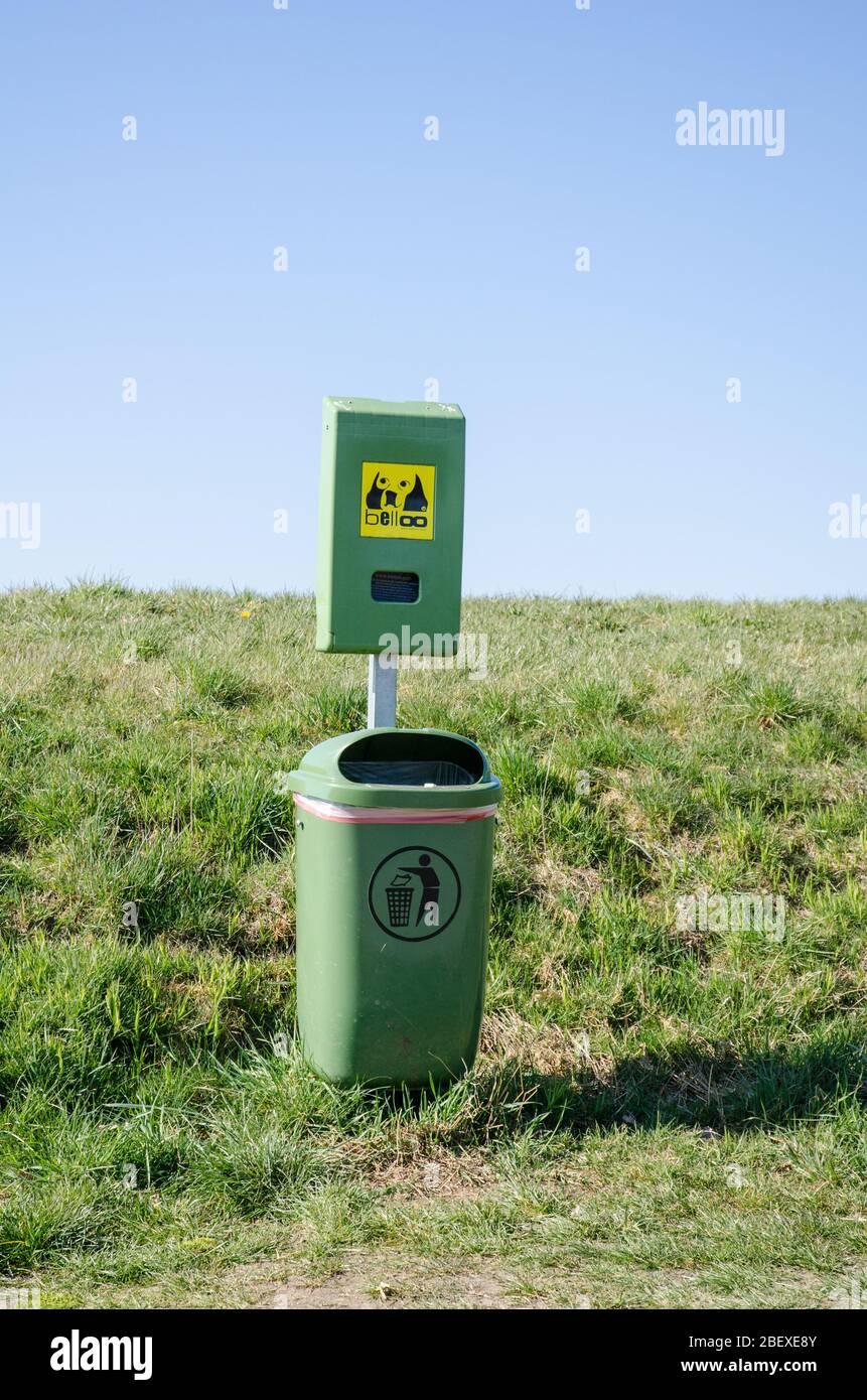 dog waste bin with bag dispenser