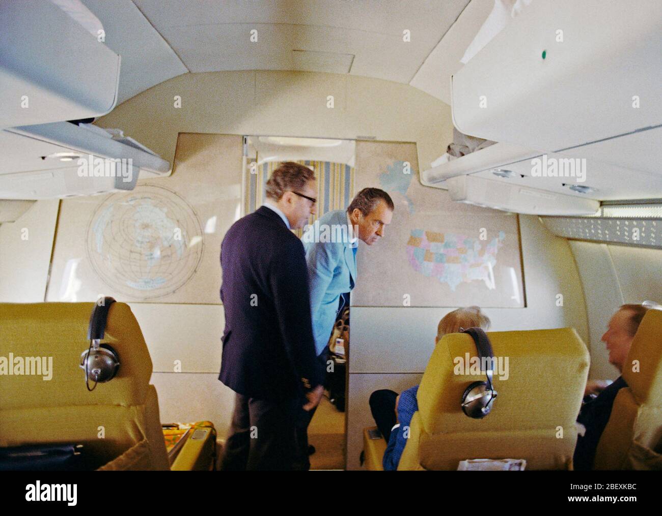 President Nixon confers with foreign policy team, on board Air Force One, enroute to China Stock Photo