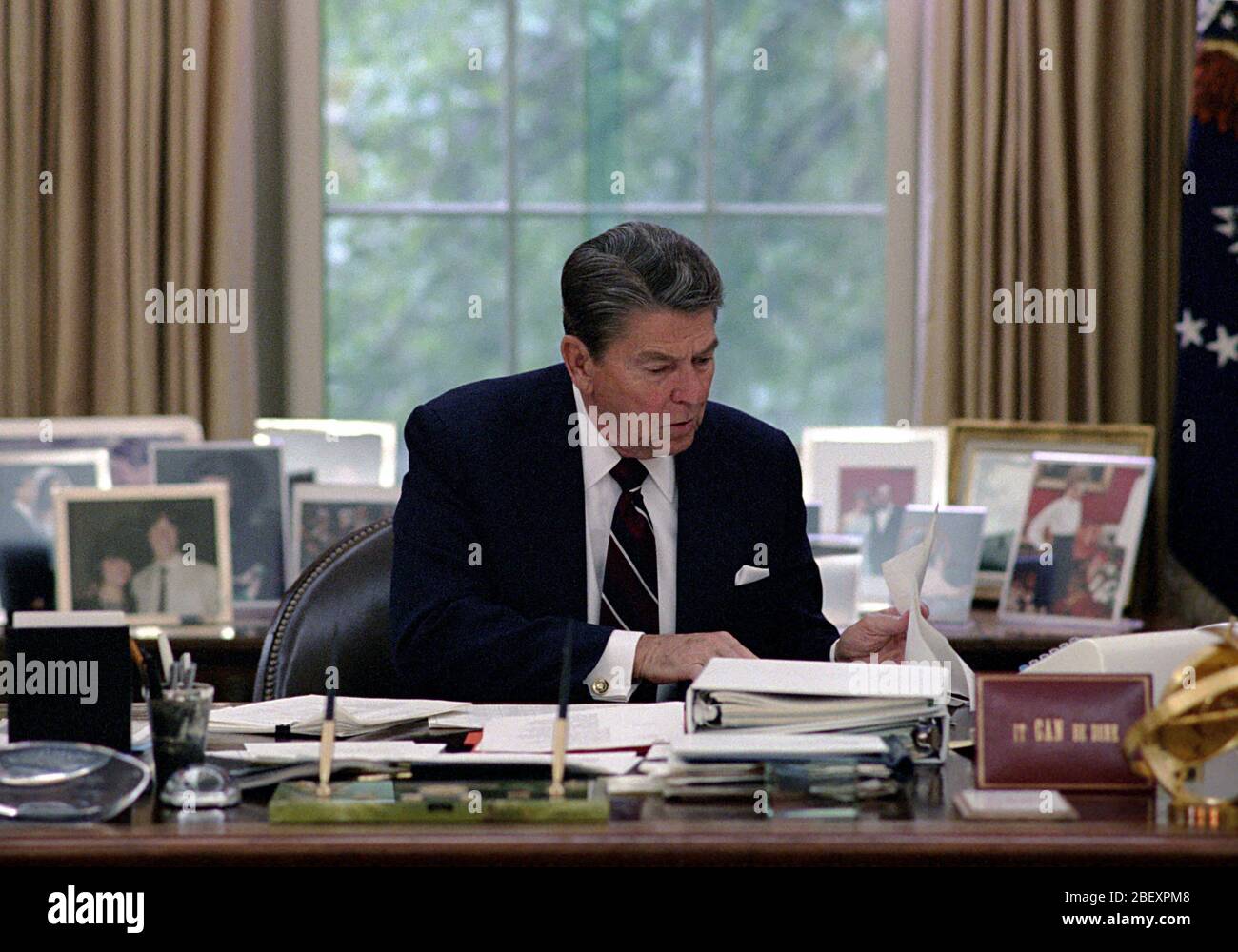 5/31/1985 President Reagan working in the Oval Office Stock Photo