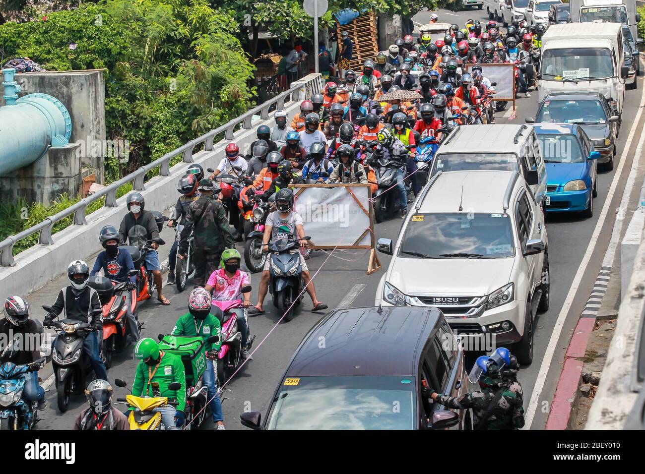 Las Pinas City, Philippines. 16th Apr, 2020. Motorists line up at a  COVID-19 community quarantine