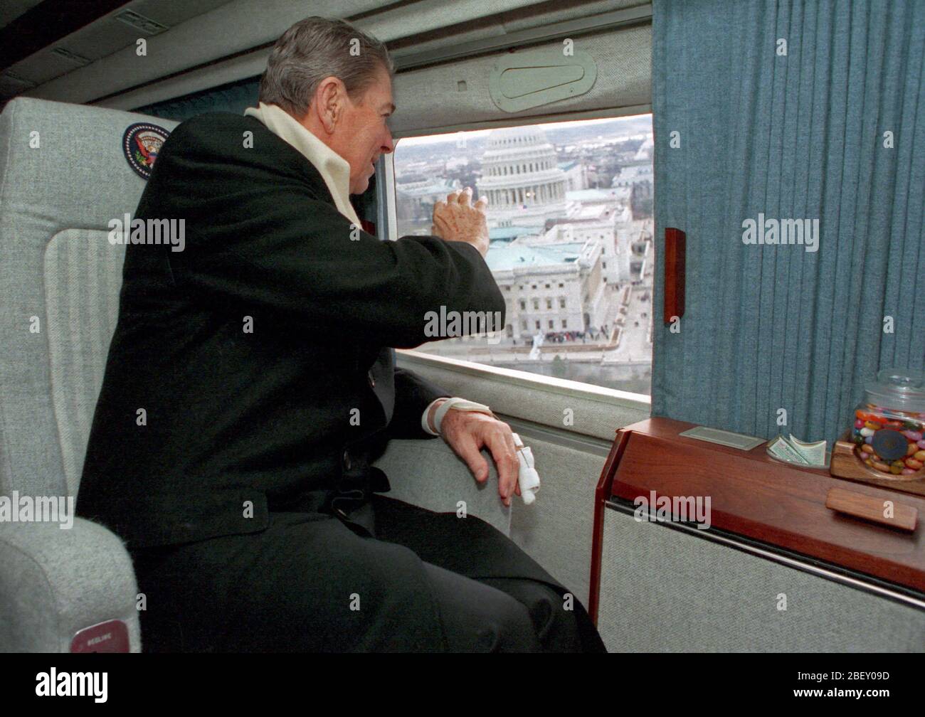 1/20/1989 President Reagan waving aboard a helicopter during trip to Andrews Air Force Base Stock Photo