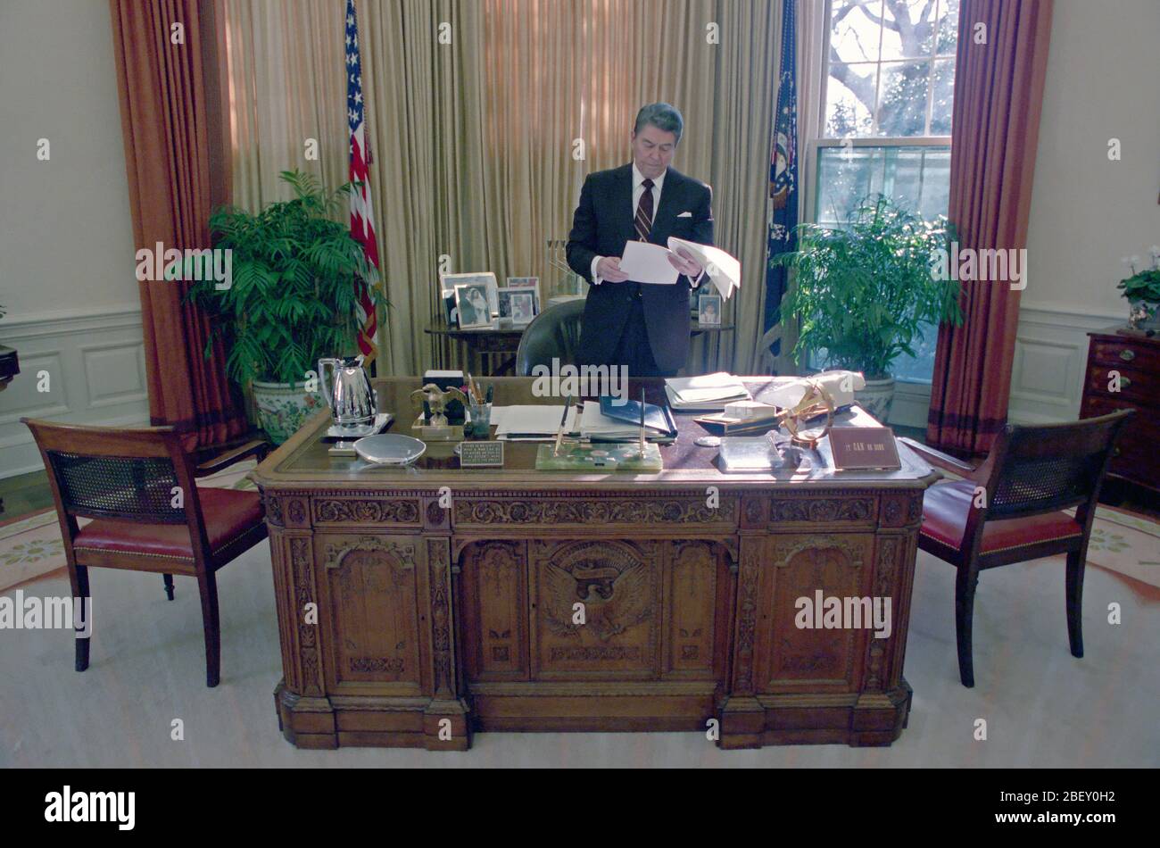 12/6/1988 President Reagan alone in the Oval Office Stock Photo