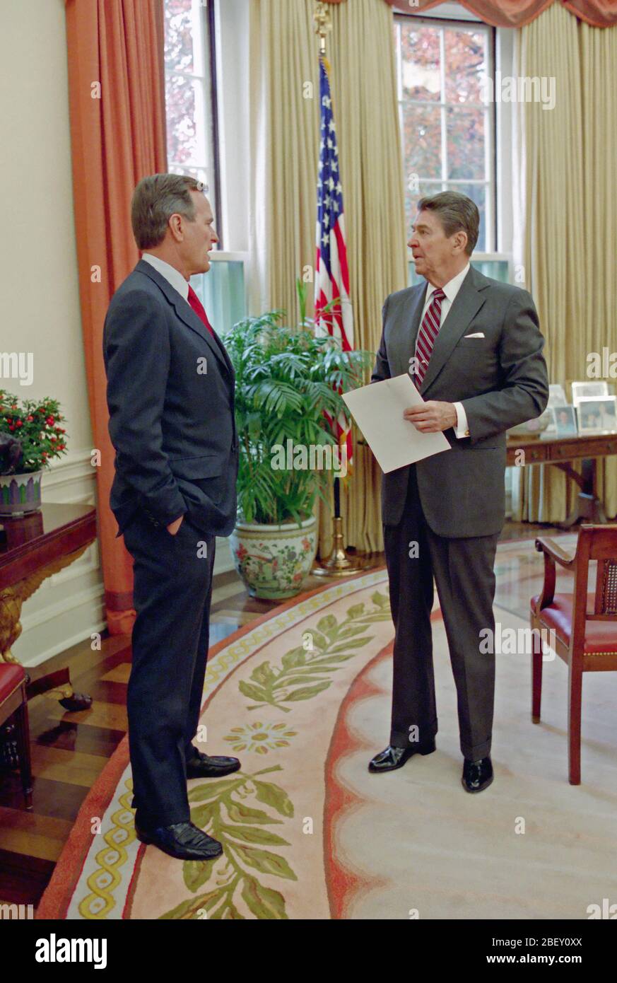 11/10/1988 President Reagan talking with Vice President Bush in the Oval Office Stock Photo