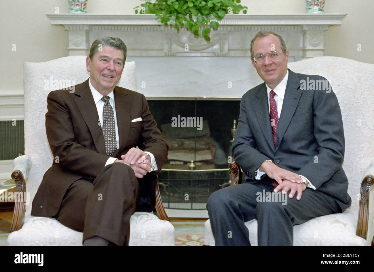 11/11/1987 President Reagan meeting with Judge Anthony Kennedy in the Oval Office Stock Photo