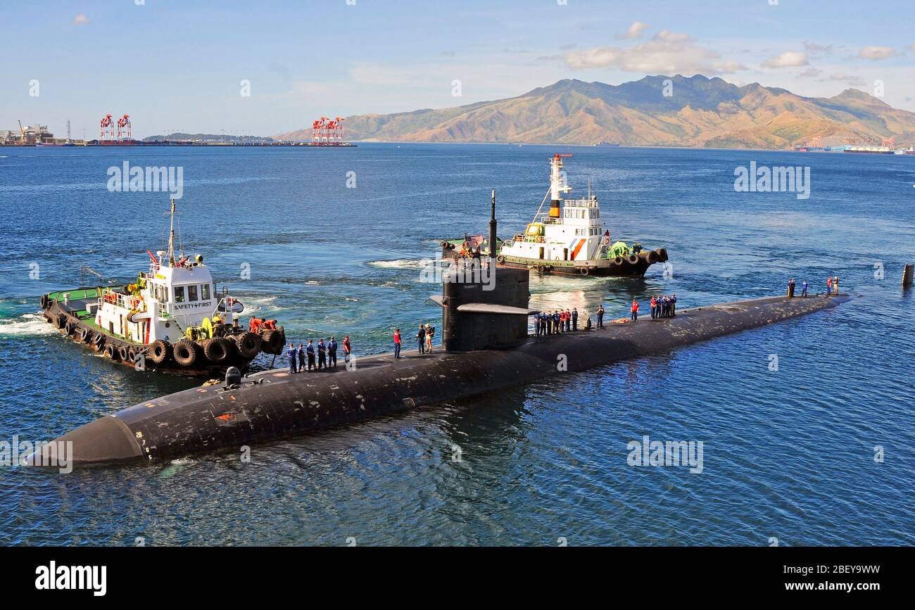 SUBIC BAY, Republic of the Philippines (Dec. 29, 2012) The Los Angeles-class attack submarine USS Bremerton (SSN 698) prepares to moor alongside the submarine tender USS Emory S. Land (AS 39). Stock Photo