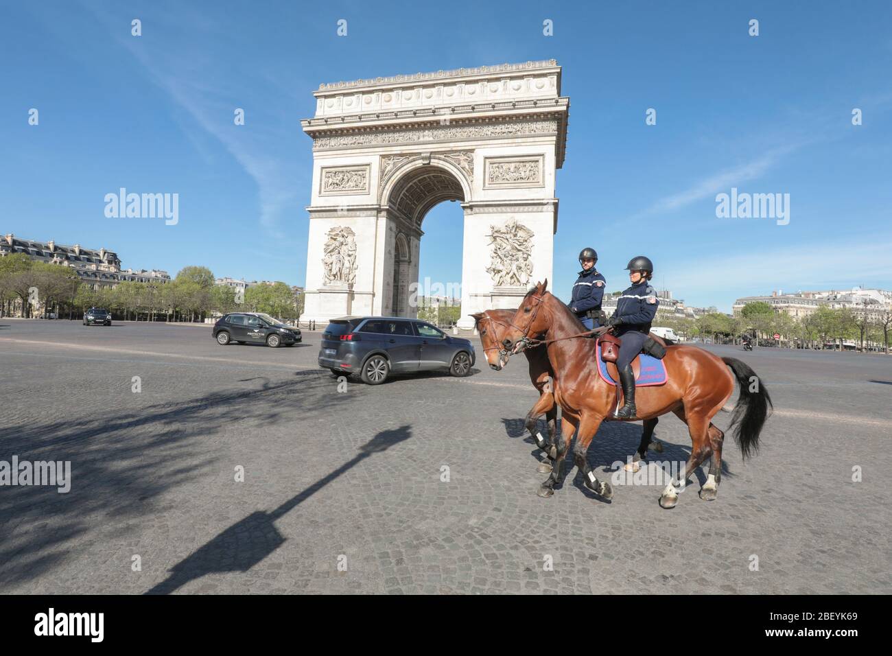 CONFINEMENT :Mounted Police PARIS Stock Photo