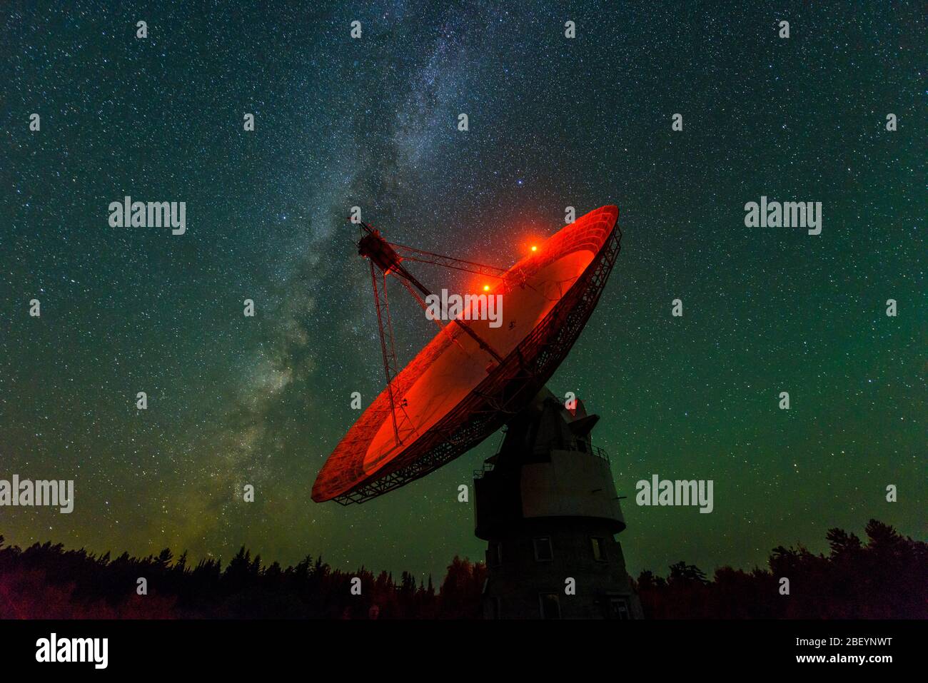 Night sky and the Radio telescope dish at Algonquin Radio Observatory, Algonquin Provincial Park, Nipissing Township, Ontario, Canada Stock Photo