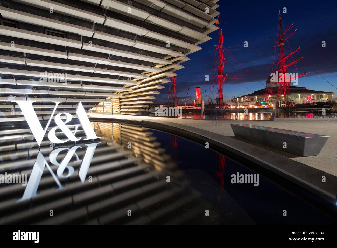 V&A Dundee the first design museum in Scotland designed by Kengo Kuma and Robert Falcon Scott's ship RRS Discovery, Riverside Esplanade, Dundee Stock Photo