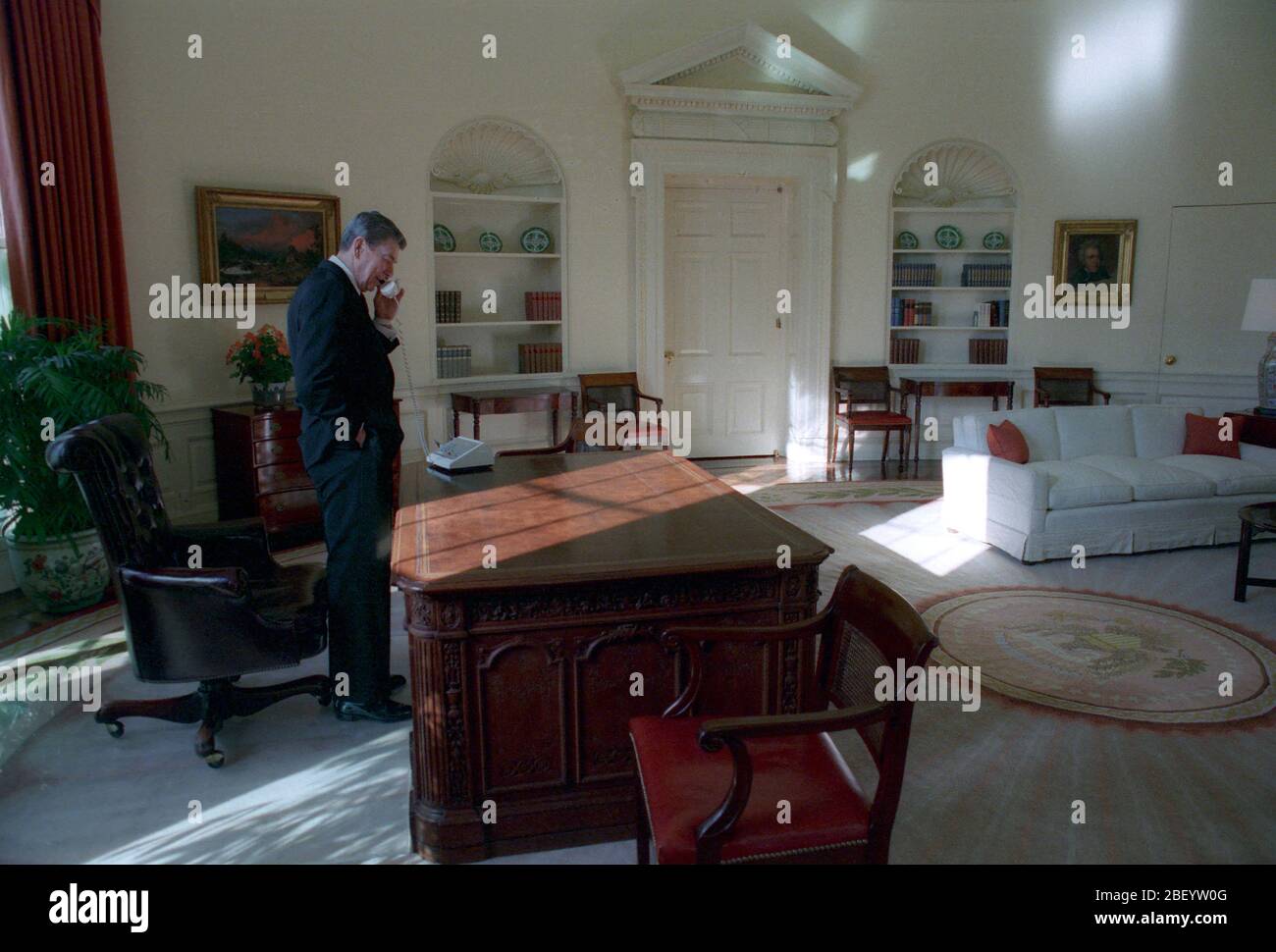 1/20/1989 President Reagan in the Oval Office for the last time Stock Photo