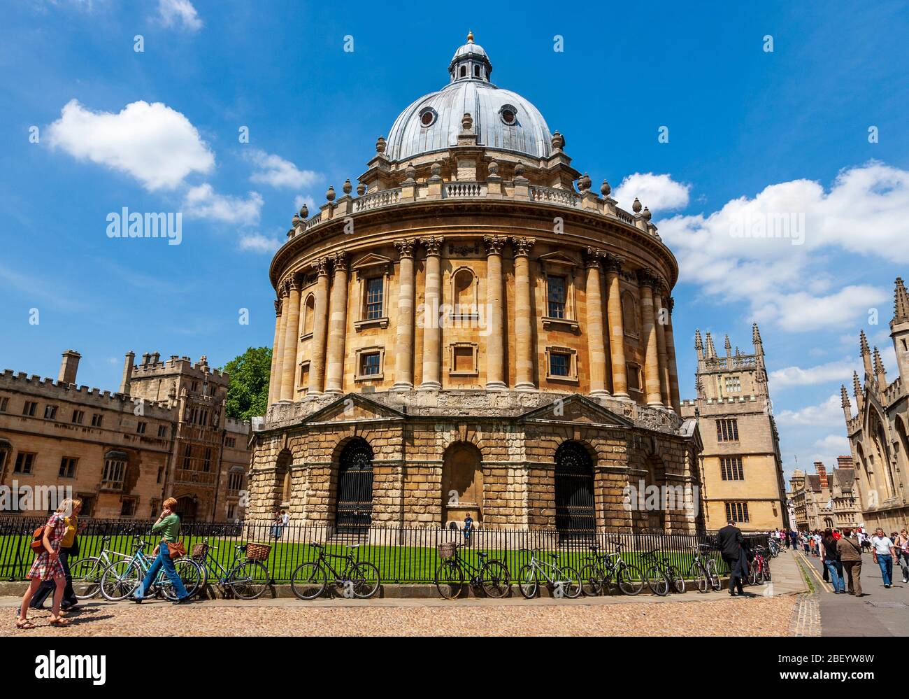 Bicycles outside the Radcliffe Camera of Oxford University, England Stock Photo