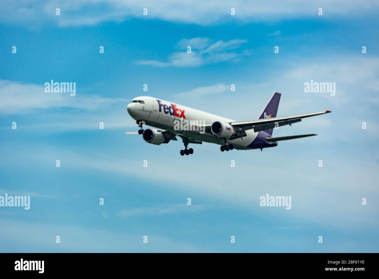 CHANGI SINGAPORE: FEDERAL EXPRESS FEDEX Airplane landing at Changi International Airport on March 27 2020 in Singapore Stock Photo