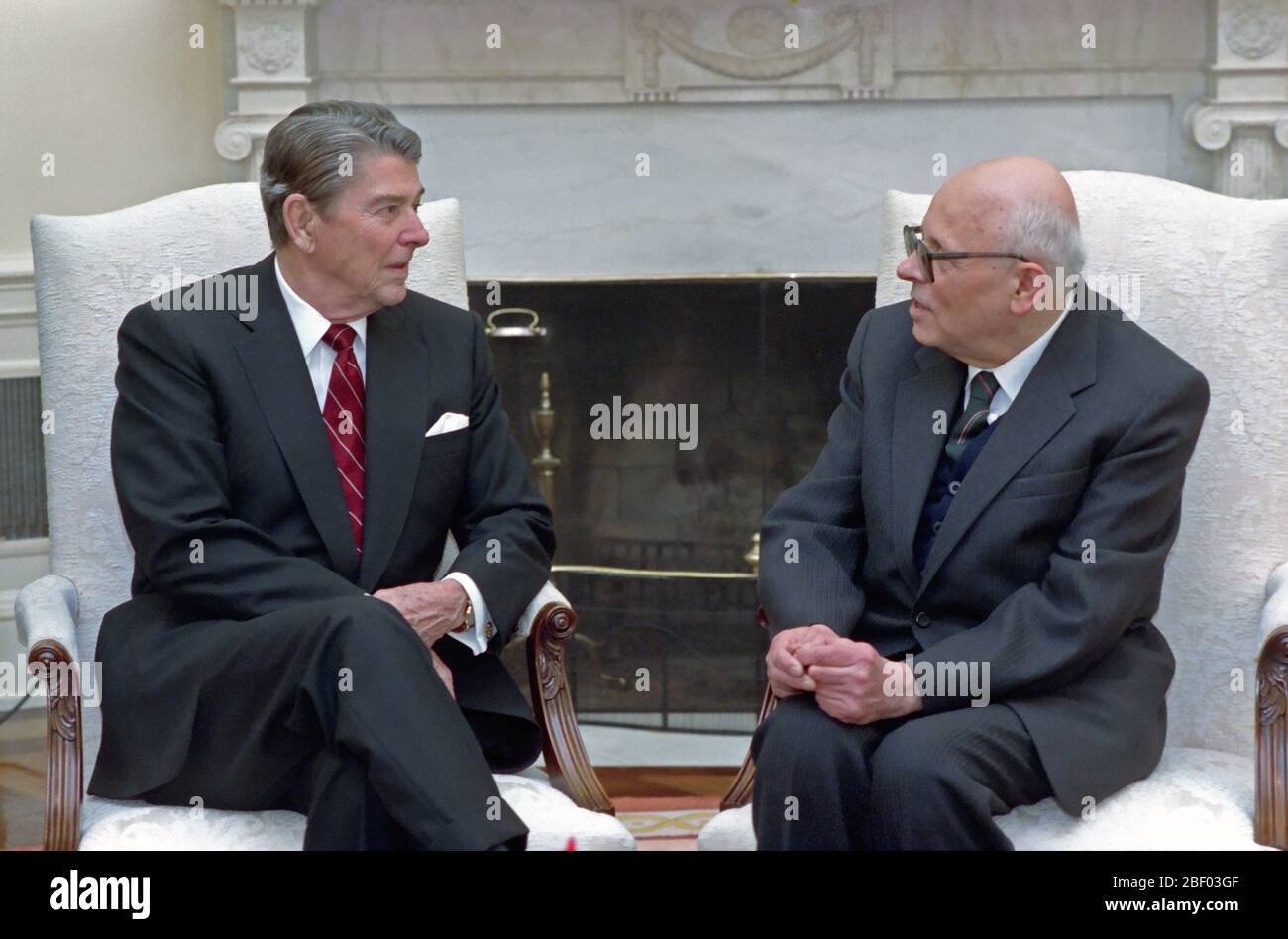 11/14/1988 President Reagan Meeting with Soviet dissident Andrei Sakharov in Oval Office Stock Photo