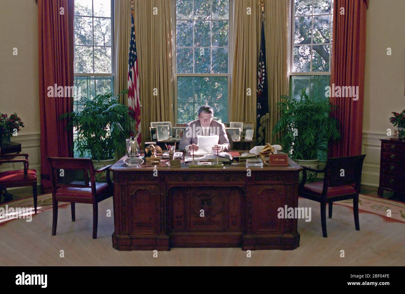 10/26/1988 President Reagan working in Oval Office Stock Photo