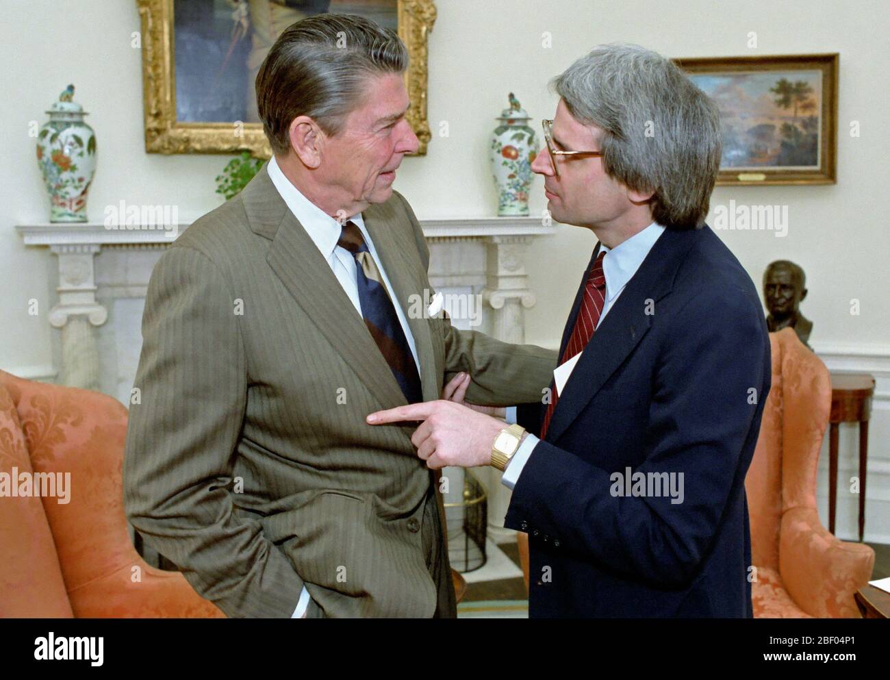 1/30/1981 President Reagan and David Stockman meeting on the economy in the Oval Office Stock Photo