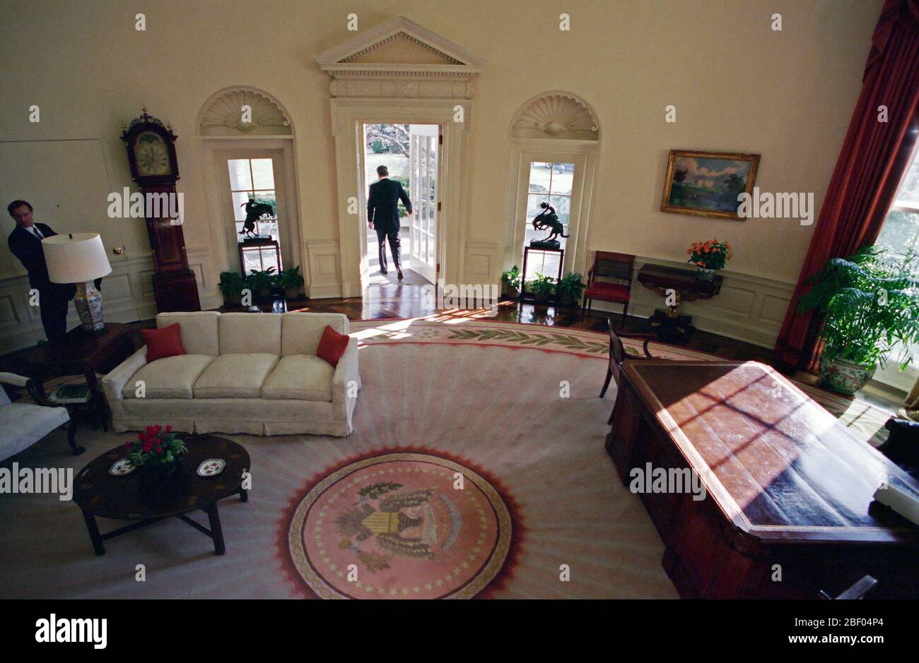 1/20/1989 President Reagan leaving the Oval Office for the last time Stock Photo