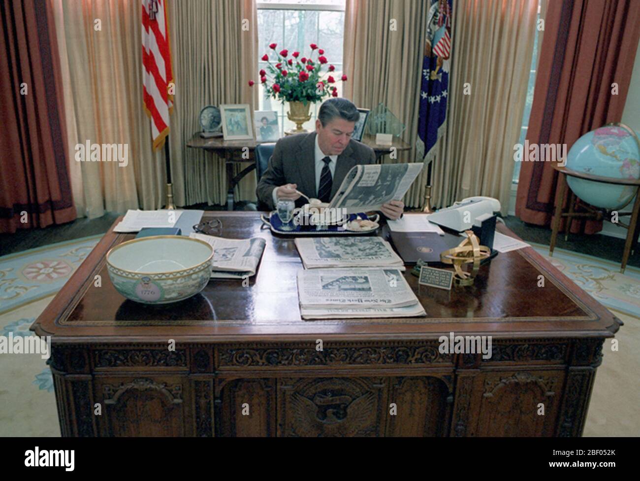 1/26/1981 President Reagan eating lunch at his desk in the oval office Stock Photo