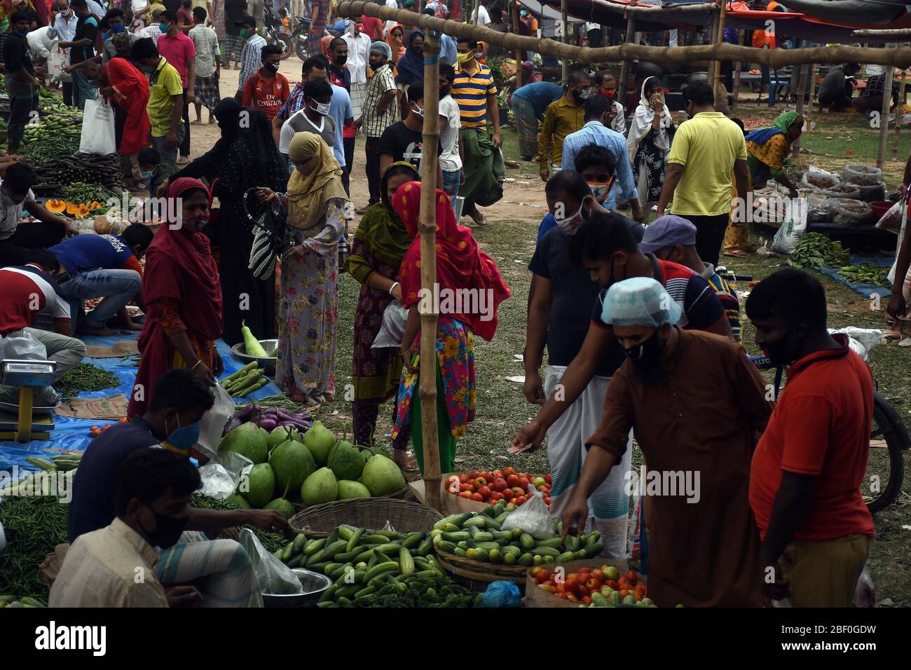 Savar , Dhaka 15 april 2020. People still disregard physical distancing at a makeshift kitchen market on Ashulia School and College playground on Sava Stock Photo
