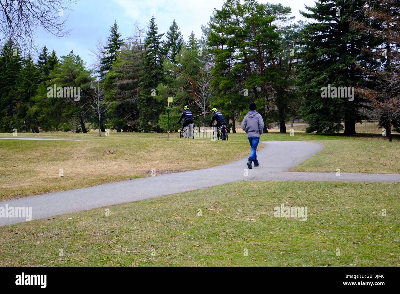 Montreal, Quebec, Canada. April 16th, 2020. People respecting the social distancing guidelines as they exercise in Maisonneuve park in Montreal. Cycling police patrolling the ensure the respect of the rules. Credit: meanderingemu/Alamy Live News Stock Photo