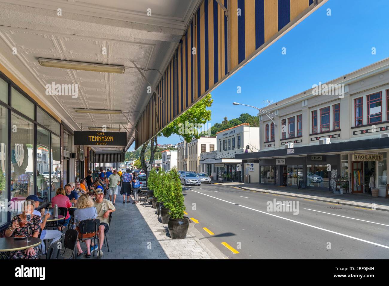 Cafe and shops on Tennyson Street in the art deco district of downtown Napier, New Zealand Stock Photo
