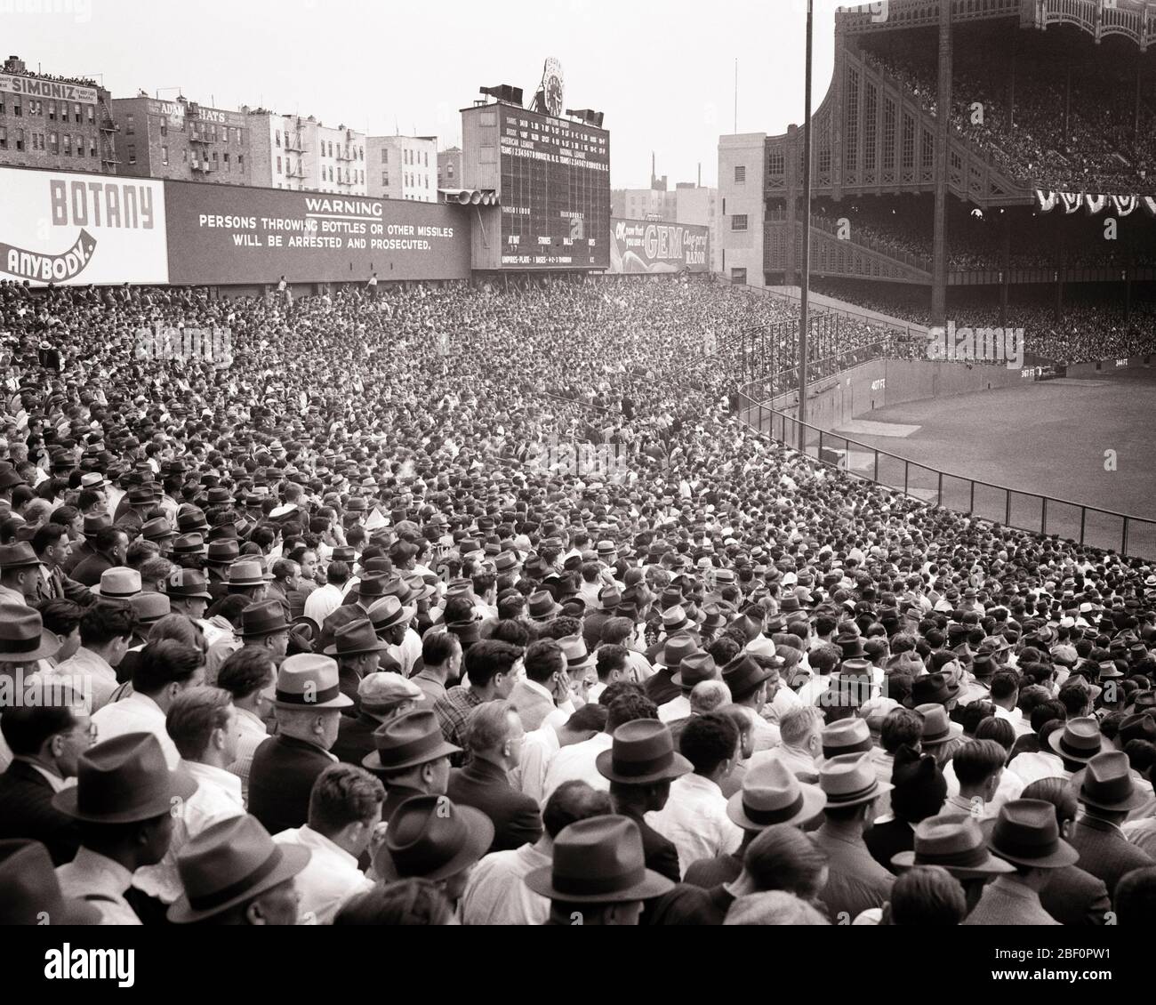 1940s OCTOBER 1 1941 CROWD IN BLEACHERS WORLD SERIES BASEBALL GAME DODGERS VS YANKEES SUBWAY SERIES YANKEE STADIUM BRONX NYC USA - q41476 CPC001 HARS NORTH AMERICAN HIGH ANGLE PRIDE IN BUNTING NYC PROFESSIONAL SPORTS SUBWAY NEW YORK VS BLEACHERS CITIES DODGERS NEW YORK CITY CAPACITY OCTOBER YANKEE BALL GAME BALL SPORT BROOKLYN DODGERS COOPERATION FANS HUGE SERIES THRONG TOGETHERNESS VS. YANKEES 1941 ATTENDANCE BASEBALL BAT BLACK AND WHITE CHAMPIONSHIP OLD FASHIONED YANKEE STADIUM Stock Photo