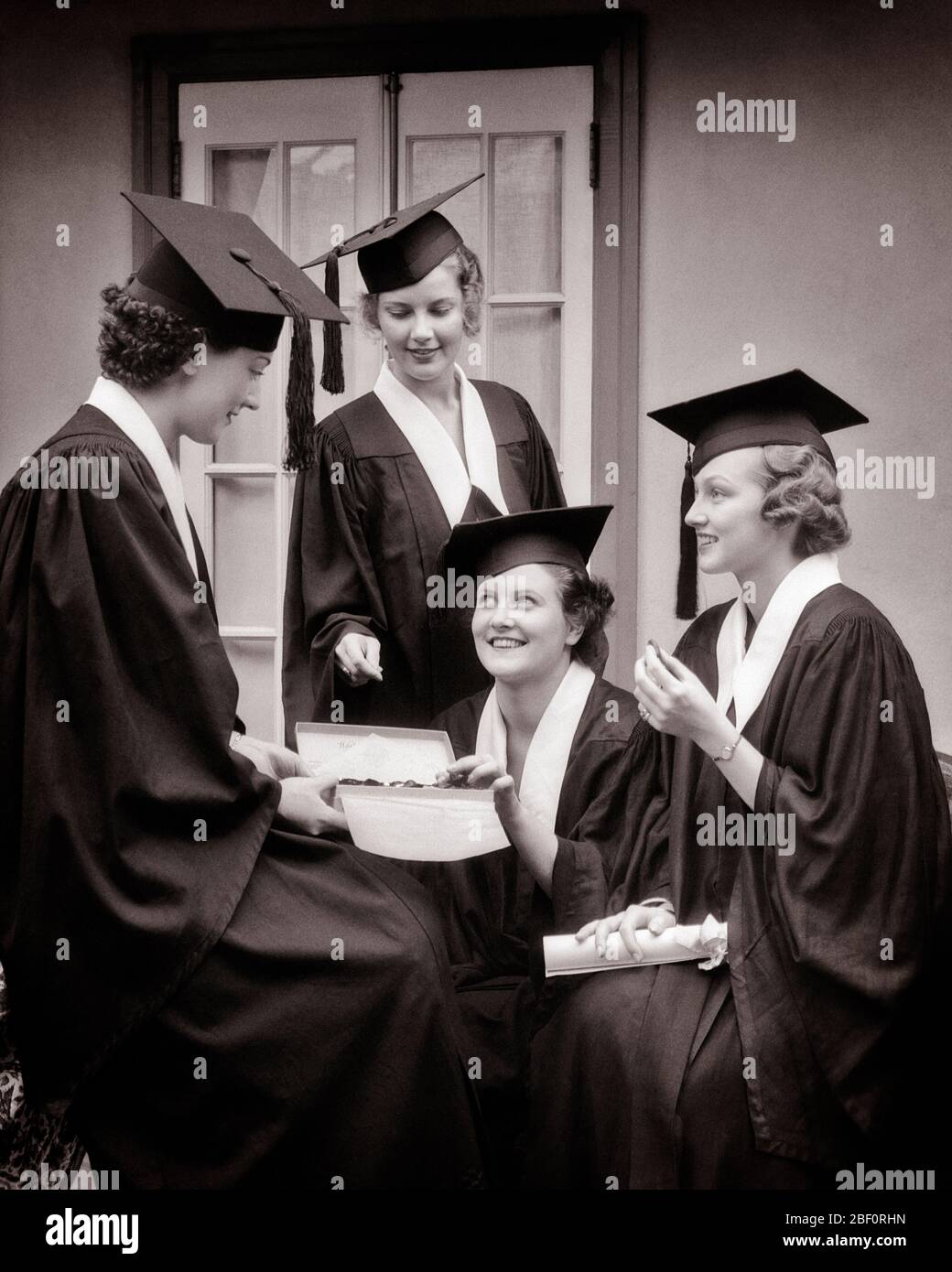 4 female graduates hi-res stock photography and images - Alamy