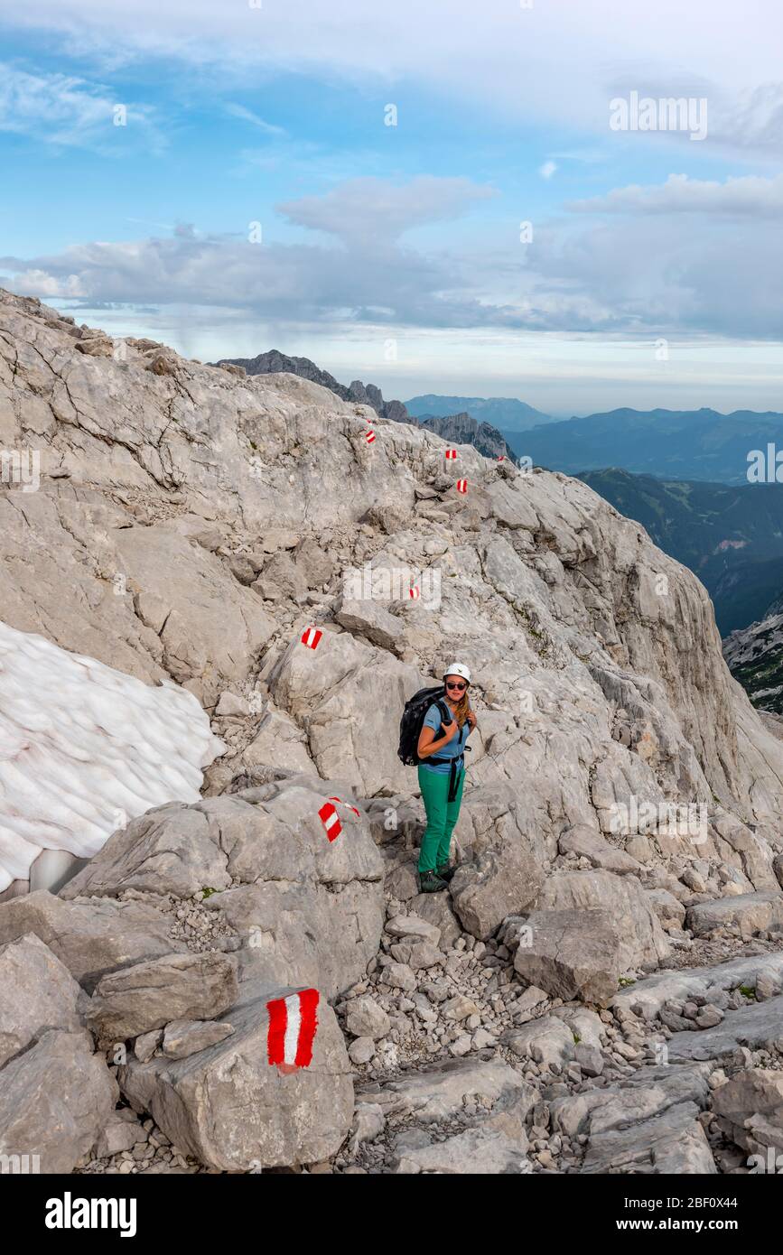 Mountaineer on marked route through rocky alpine terrain, from Simonyhuette to Adamekhuette, Salzkammergut, Upper Austria, Austria Stock Photo