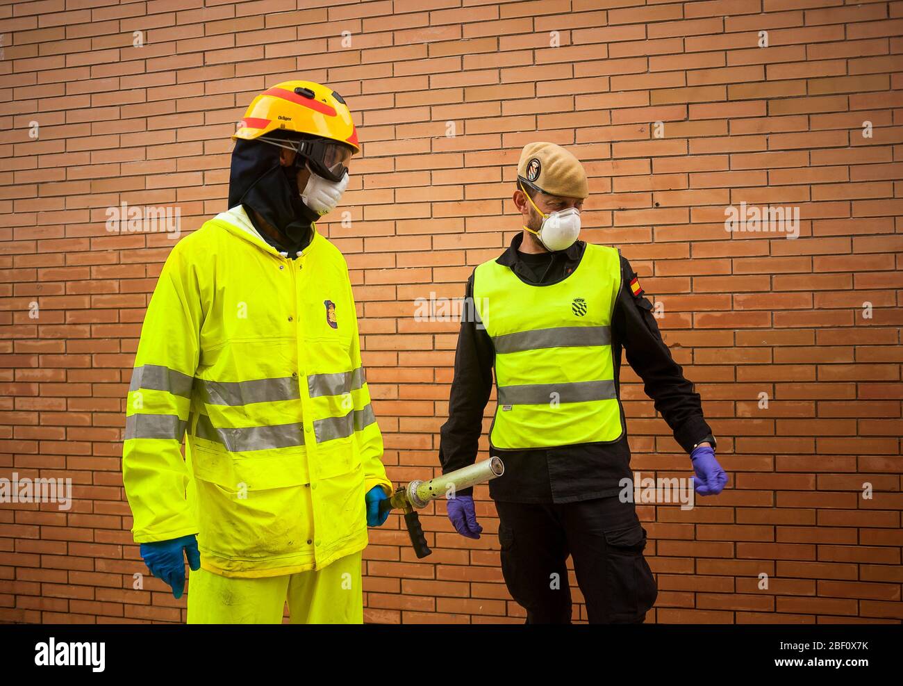A firefighter and a member of Spanish Army's Military Emergency (UME