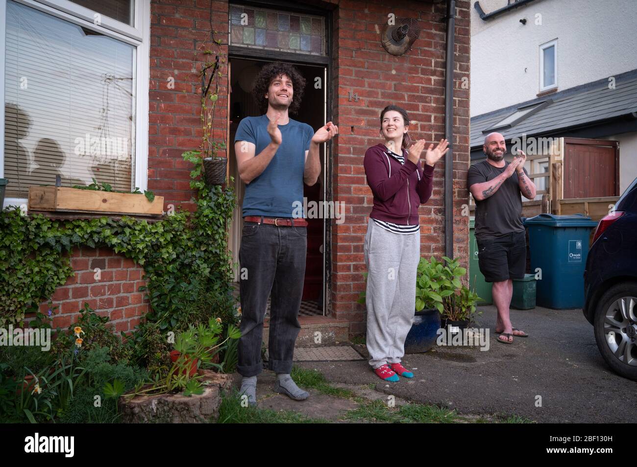 Oxford, UK. 16th Apr, 2020. Residents of Headington, Oxford, clap for the NHS staff as the Covid19 pandemic conitnues. Credit: Andrew Walmsley/Alamy Live News Stock Photo
