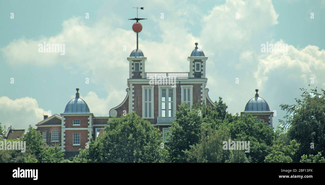 Greenwich Observatory historical raised red Time Ball signal above Octagon room Flamsteed House about to drop at 1.00pm check time Greenwich Park UK Stock Photo