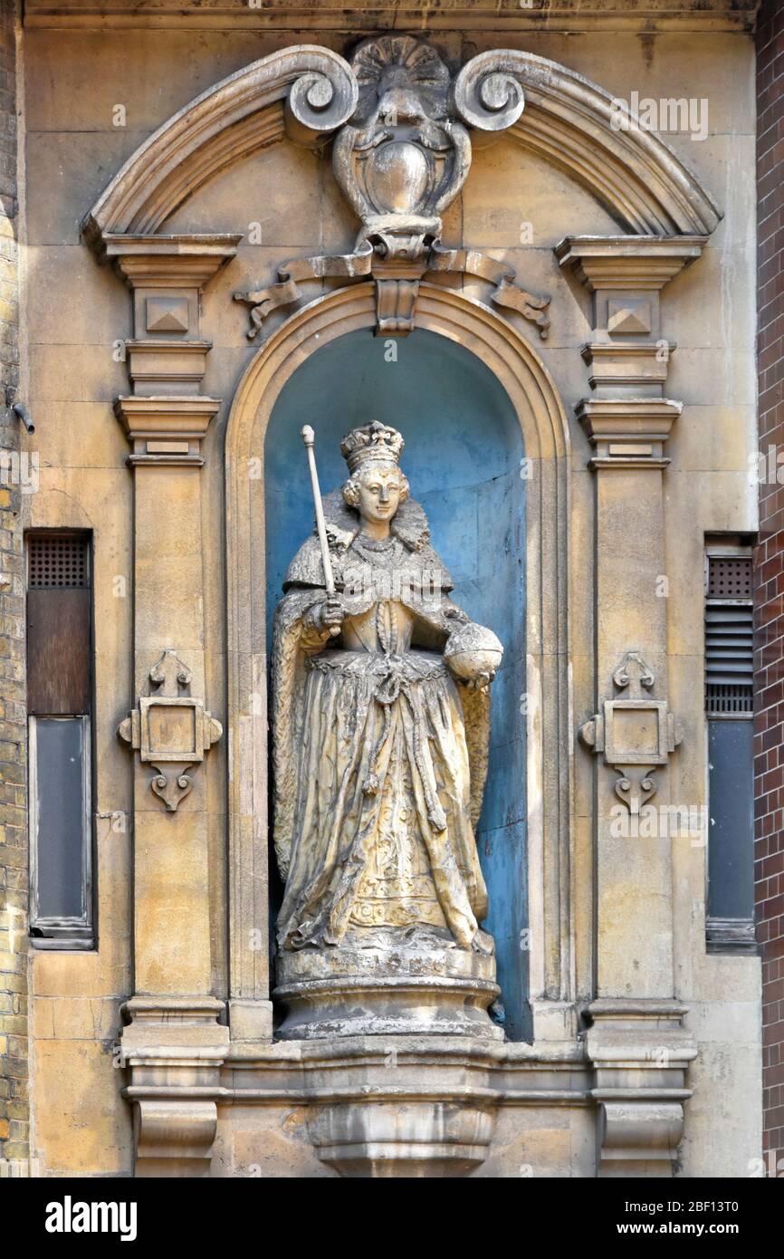 Historical statue of Queen Elizabeth I dating from 1586 on front facade of St Dunstan in the West church in Fleet Street City of London England UK Stock Photo