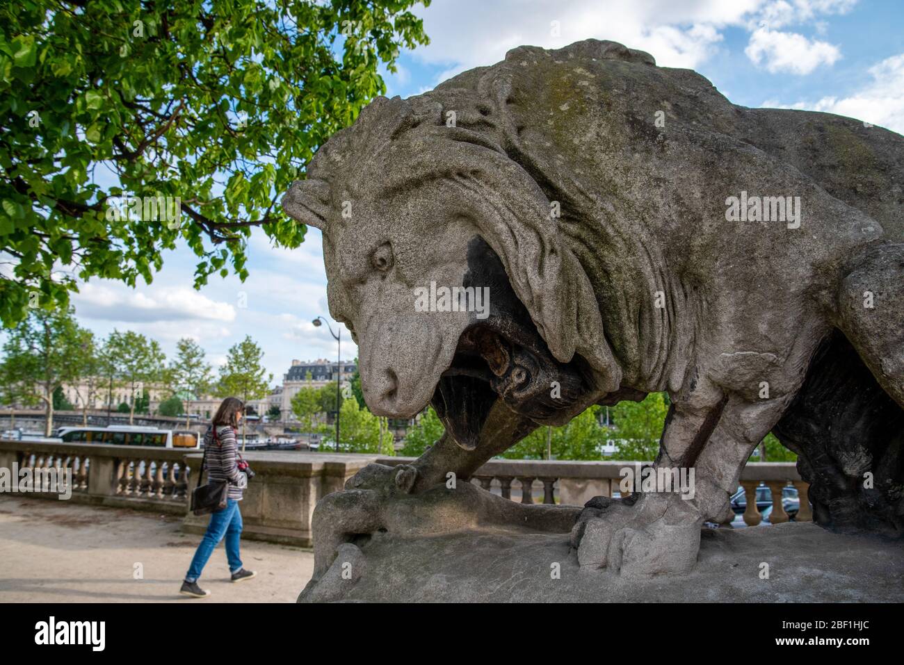 Statue of roaring lion hi-res stock photography and images - Alamy