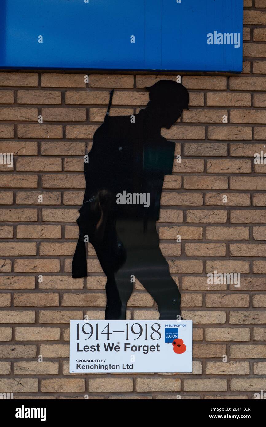 !914-1918 Lest We Forget sign with image of World War one soldier on wall. UK Stock Photo