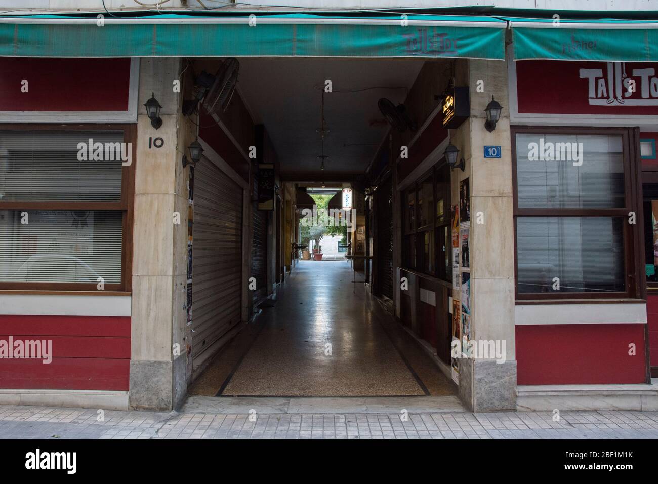 Athens, Greece. 16th Apr, 2020. Athens looks like a ghost town as people stay home and shops have been closed since March 18th. Greece on lockdown since March 22nd counts to date 2207 confirmed Covid-19 cases and 105 fatalities. Credit: Nikolas Georgiou/Alamy Live News Stock Photo