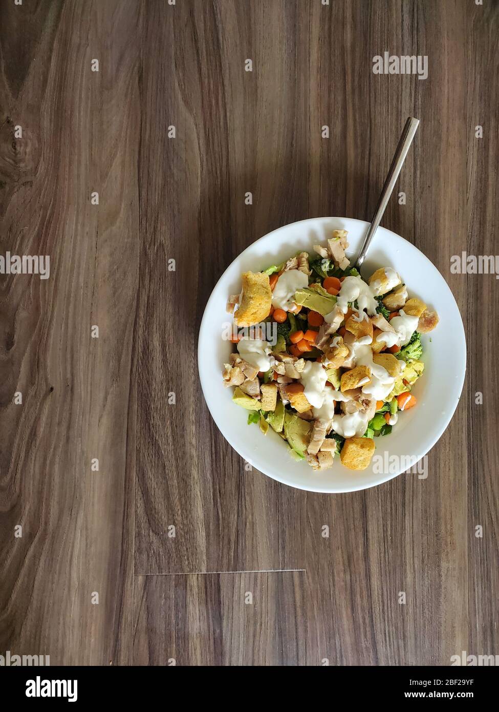 A bowl of healthy vegetable salad in a white bowl Stock Photo