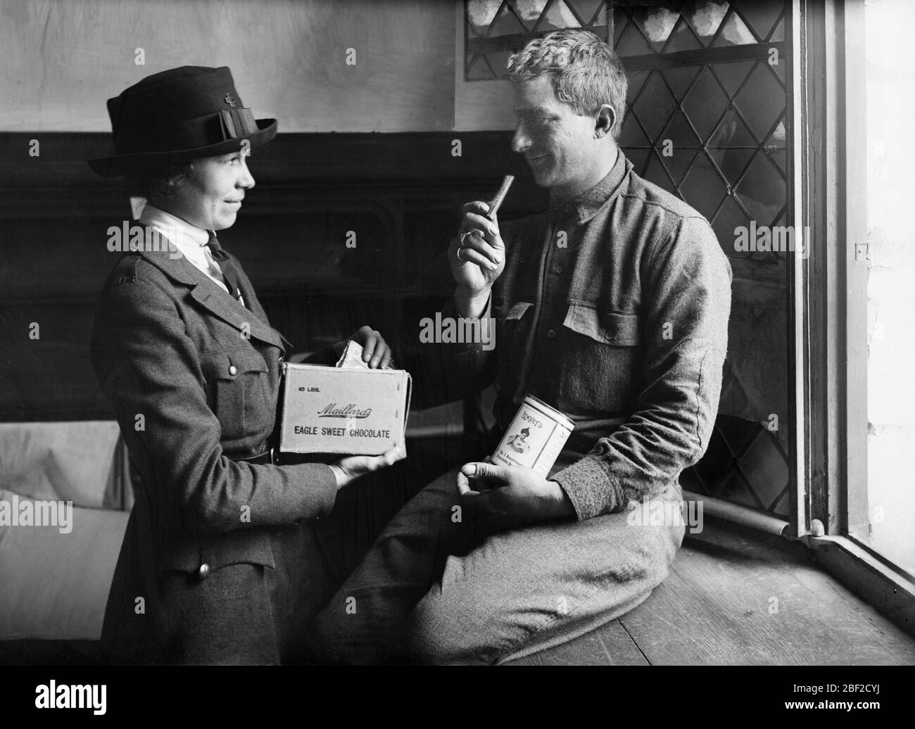 American Soldier receiving Chocolate from Female American Red Cross Worker, Base Hospital No. 27, Tours, France, Lewis Wickes Hine, American National Red Cross Photograph Collection, October 1918 Stock Photo
