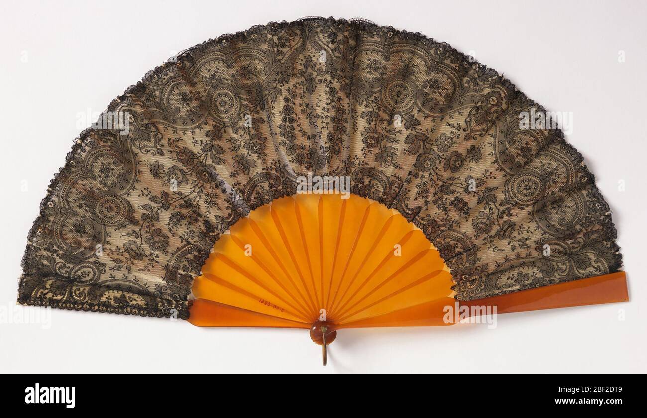 Pleated fan. Pleated fan. Leaf of black Chantilly lace backed with