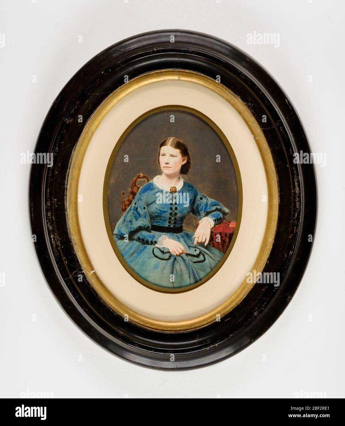Seated figure in black hi-res stock photography and images - Alamy