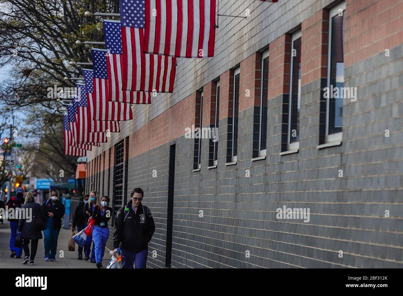 New York, NEW YORK, EUA. 16th Apr, 2020. Movement of military and health professionals at the Elmhurst Hospital Center in Queens, New York during the COVID-19 coronavirus pandemic in the United States. Credit: William Volcov/ZUMA Wire/Alamy Live News Stock Photo
